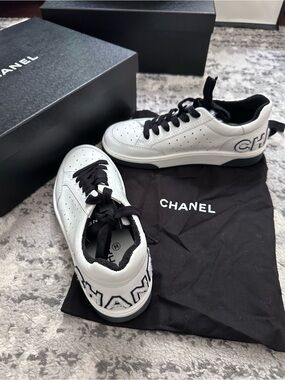 CHANEL White and Black women’s logo Low-Top Leather Sneakers